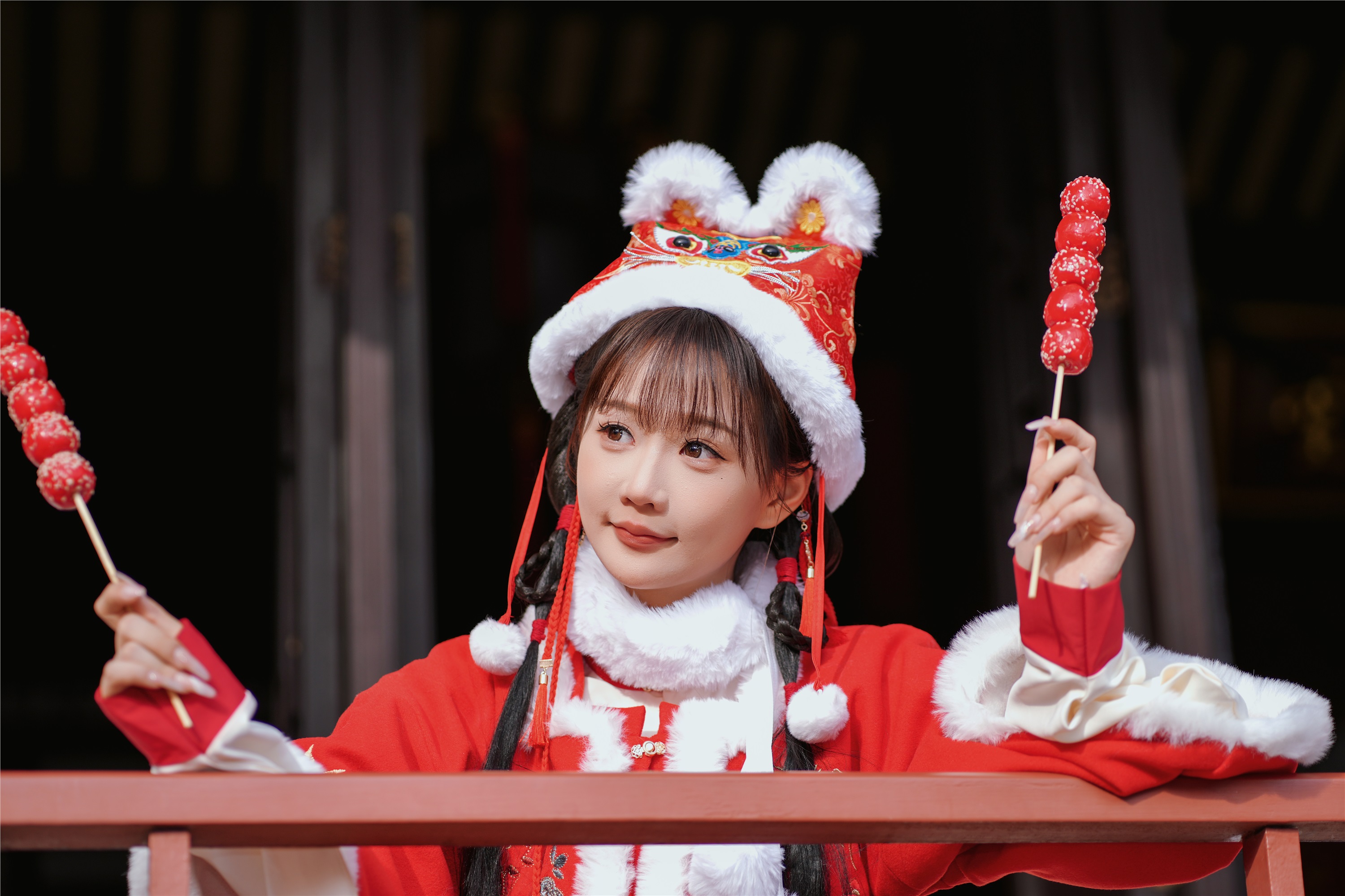 YITUYU艺图语 2025.01.31 红韵倩影 · 新年少女写真 甜心小鹿